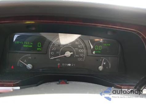 2005 Lincoln Town Car Signature Limited из США, поврежденный, VIN 1LNHM82W55Y608589